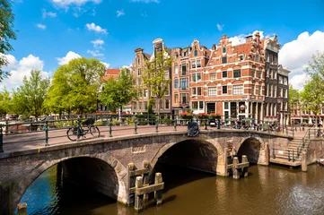 Gardinen Amsterdam Schiefe Gebäude und Kanäle © mtsaride