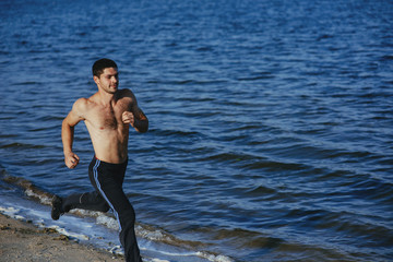Fototapeta premium sportsmen man vsonyachnyy day to jog