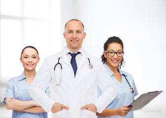 Fototapeta premium group of smiling doctors with clipboard