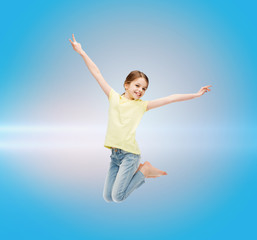 Obraz premium smiling little girl jumping