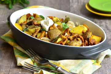 Fried jacket potato with chanterelles and rucola.