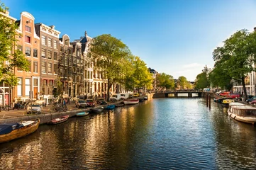 Foto op Plexiglas Amsterdam Huizen en boten aan de Amsterdamse gracht