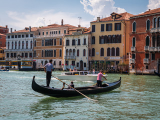 Fototapeta na wymiar Gondole Gondoliers à Venise grand canal