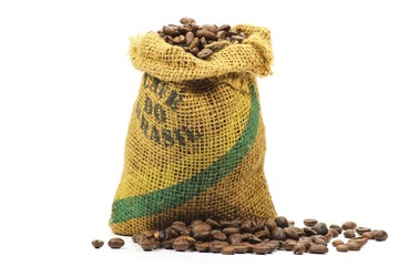 brasilianische Kaffeebohnen isoliert auf weißem Hintergrund