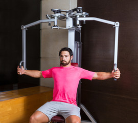pec-deck flye pec deck chest workout man