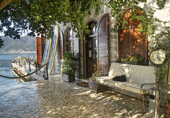 Obraz premium house entrance with bench and cat