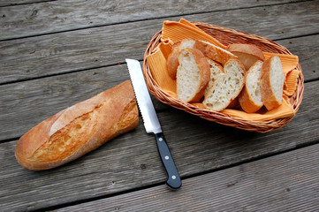 Baguette mit Brotmesser