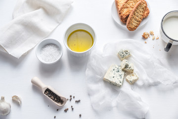 Appetizer with blue cheese and croutons