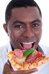 Junger Afrikaner beisst in Pizza Stück Nahaufnahme
