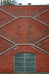 Treppe an einer Ziegelsteinmauer