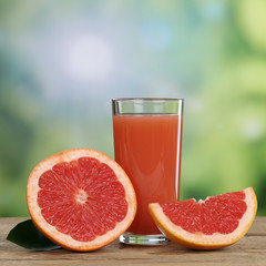 Grapefruitsaft mit frischer Grapefruit Fr&uuml;chte im Sommer