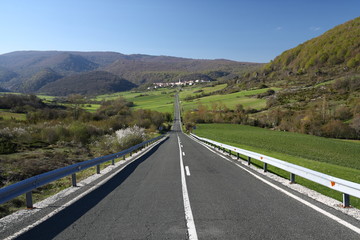 Pueblo y carretera recta