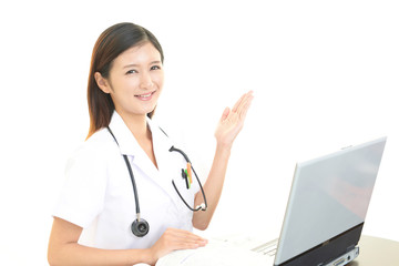 笑顔の女医
