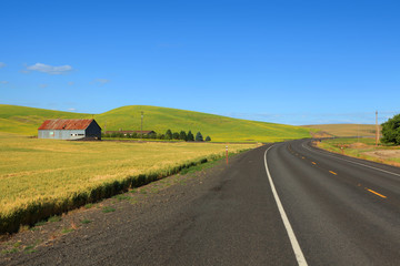 Fototapeta na wymiar Rural drive in Washington state