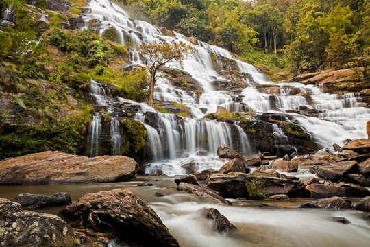 Mae Ya waterfall Chiangmai, Thailand © pittawut