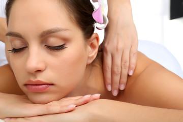 Obraz na płótnie Canvas Masseur doing massage