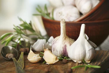 Keuken spatwand met foto Raw garlic and spices on wooden table © Africa Studio