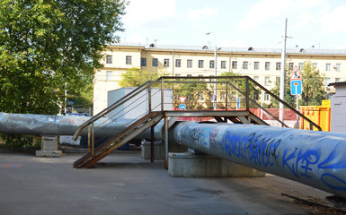 Пешеходный мостик через трубы теплоцентрали