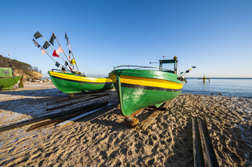Morze Bałtyckie, łodzie rybackie na plaży