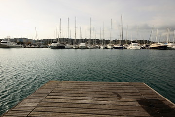 ponton de marina en bois avec voiliers et yachts