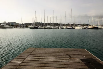 Papier Peint photo autocollant Sports nautique ponton de marina en bois avec voiliers et yachts