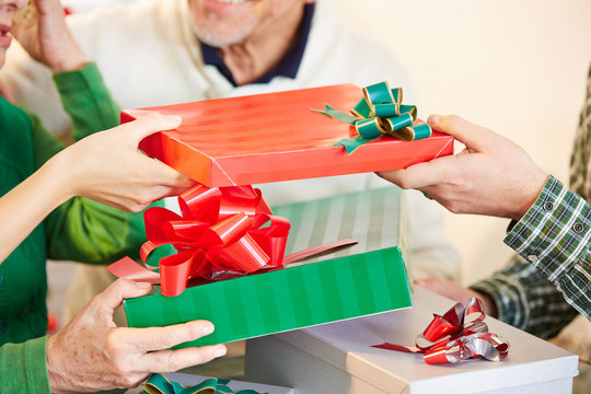Geschenke schenken zu Weihnachten