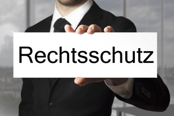 Anwalt hält Schild Rechtsschutz