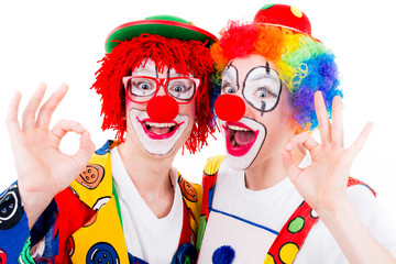 lachende clowns machen handzeigen