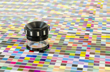 The magnifying glass standing on a leaf of the test print