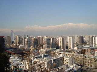 Obraz premium Santiago do Chile com a cordilheira ao fundo.
