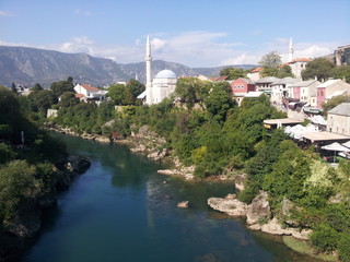 Fototapeta na wymiar Mostar, Blick auf Fluss und Moschee