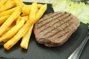 pavé de boeuf et frites