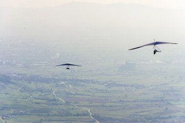 Obraz premium Gliding on sky, unrecognizable silhouette people