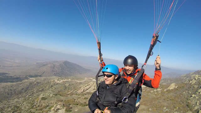 Tandem double paragliding flight