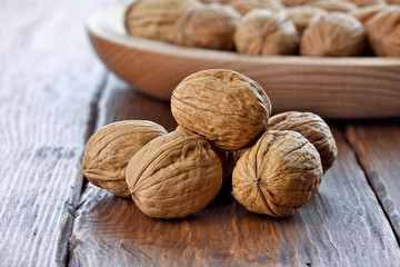 Orzechy włoskie na drewnianym stole