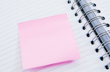 m&eacute;mo post-it rose sur cahier a spirales