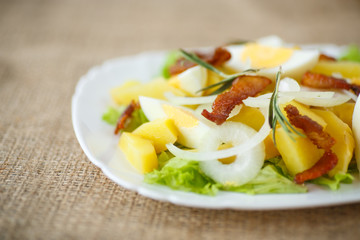 potato salad with bacon and eggs