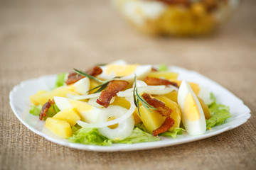 potato salad with bacon and eggs