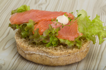 Salmon sandwich with thyme