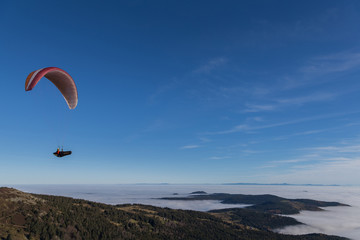 parapentiste dans le ciel vosgien