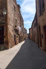 Fototapeta na wymiar narrow street of the old city in Italy