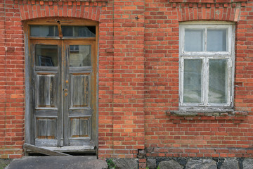 Fototapeta na wymiar Eingang vom verlassenen Haus