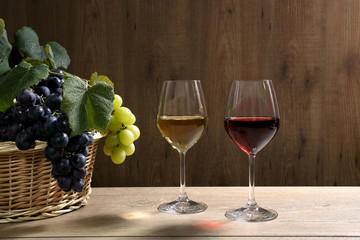 vino due bicchieri sfondo legno