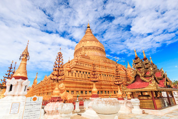 Fototapeta na wymiar Shwe Zi Gon pagoda in Nyaung-U, Bagan of Myanmar