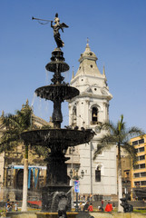 Fototapeta na wymiar Torre y fuente de la Catedral de Lima
