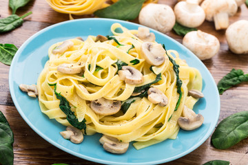 Fettuccine with spinach and mushrooms
