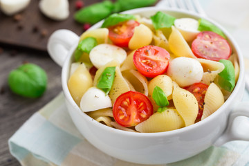 Pasta with mozzarella and tomato