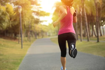Papier Peint photo autocollant Jogging coureur de femme courant au parc tropical