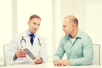 Obraz premium doctor with tablet pc and patient in hospital