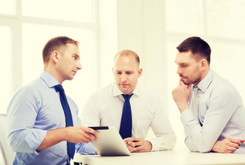Fototapeta premium business team working with tablet pc in office